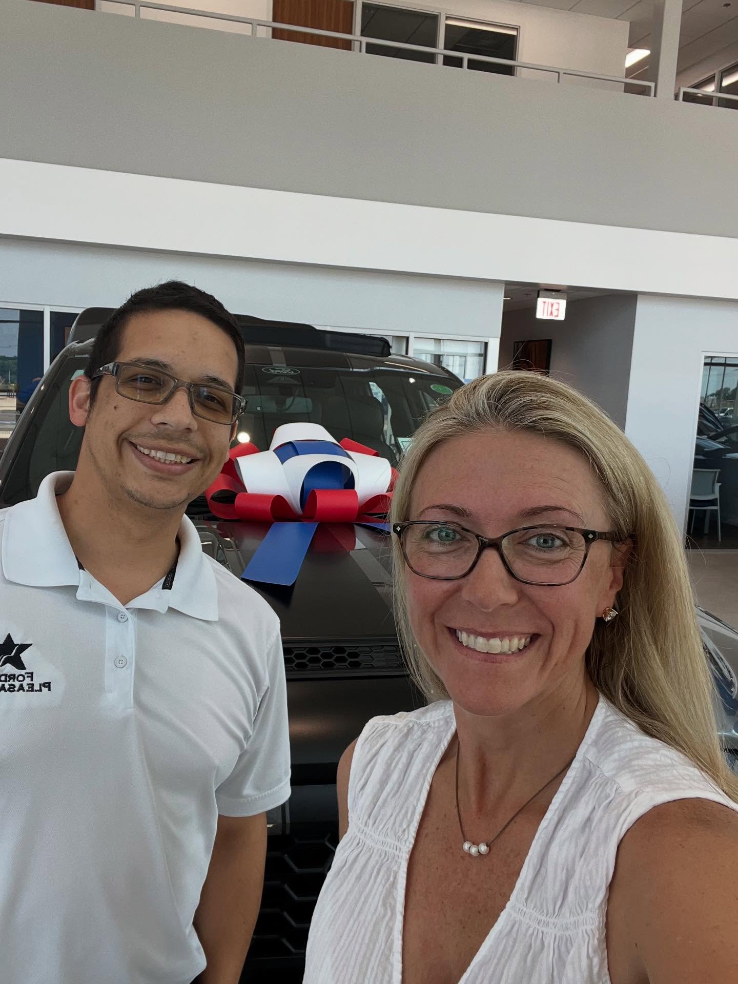 Thank you Ford of Pleasanton for supporting American made patriotic car bows!! We appreciate you!🇺🇸