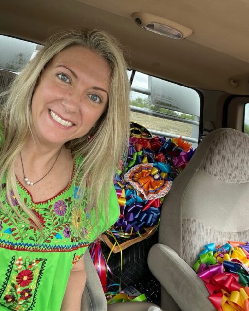 Round 2 with the truck and trailer! Wreaths, Garland and more Bows!! Let’s Go! 🎊🌺🌸🎀🎉🪅💃🏼